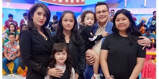 Artis Ussy Sulistiawaty bersama keluarga