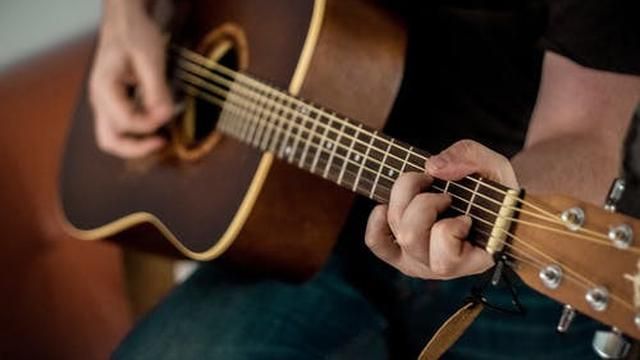 Ilustrasi Chord gitar - Lagu berjudul Tenang dinyanyikan dan dipopulerkan oleh Yura Yunita. 