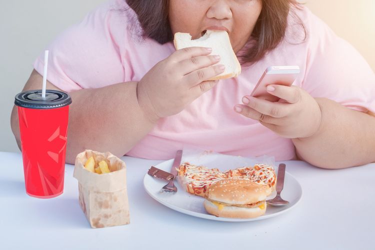 Ilustrasi makan sambil main ponsel 