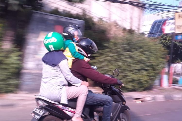 Kesalahaan pengemudi motor yang bonceng anak (KOMPAS.com/Aprida Mega Nanda)  