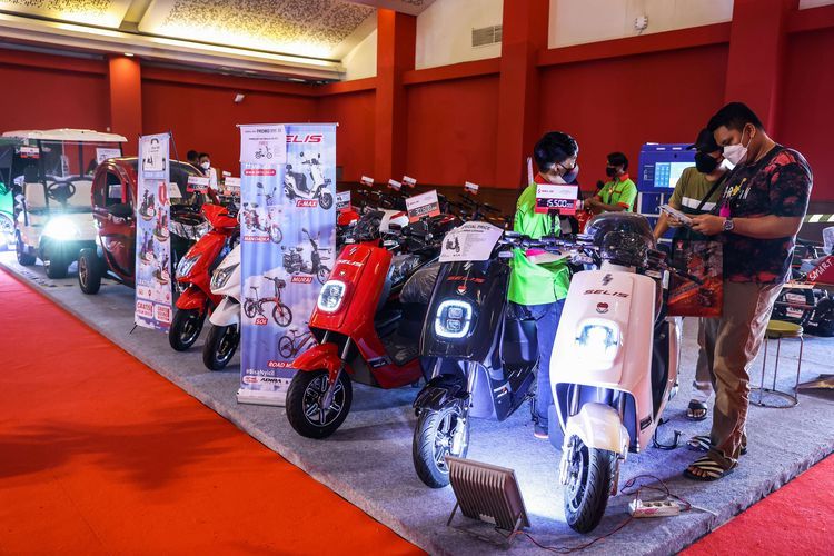Pengunjung melihat motor yang dipamerkan pada pameran IIMS Hybrid 2021 di JiExpo Kemayoran, Jakarta Utara, Selasa (20/4/2021). Pameran otomotif Indonesia International Motor Show (IIMS) Hybrid 2021 yang berlangsung pada 15-25 April itu digelar secara daring (online) dan kunjungan langsung dengan pembatasan kapasitas dan penerapan protokol kesehatan Covid-19. (KOMPAS.com/GARRY LOTULUNG)  