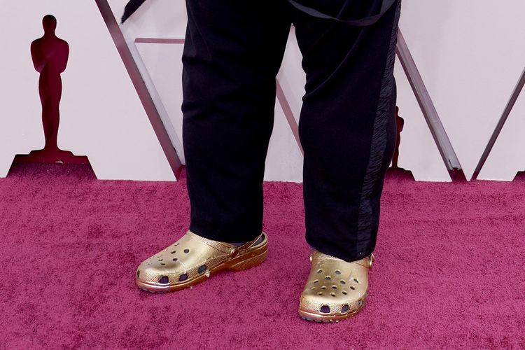 Sandal Crocs lapis emas yang dipakai Questlove 