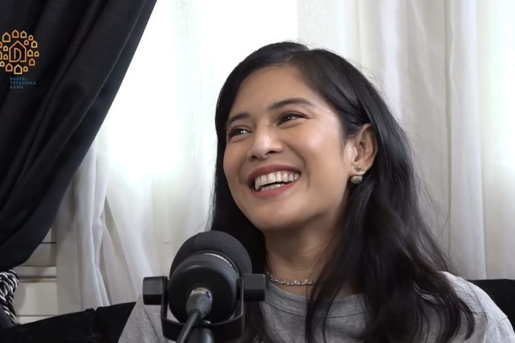 Dian Sastro sedang berbincang dengan Daniel Mananta. 