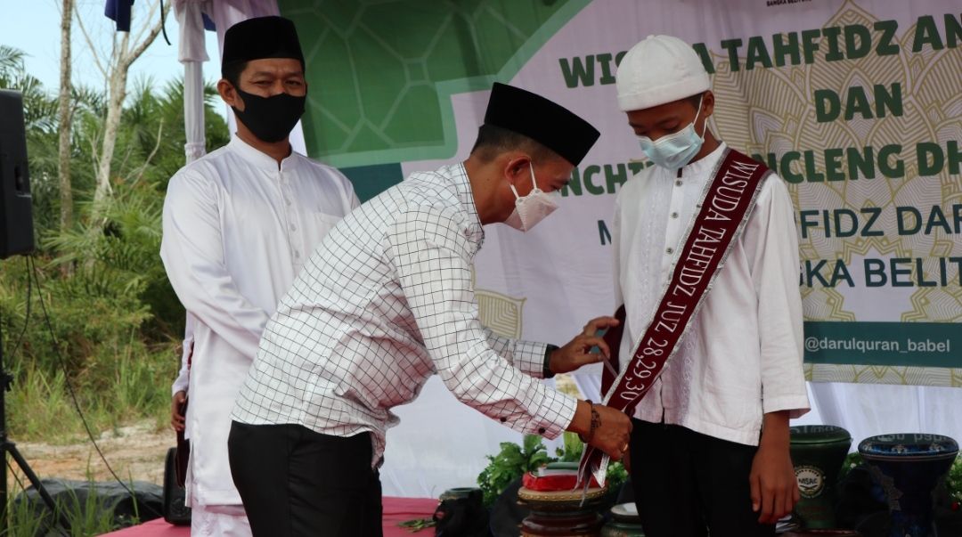 Bupati Bangka, Mulkan melakukan wisuda Tahfidz angkatan ke-2 sekaligus melaunching program Kencleng Duafa di Ma'had Tahfidz Darul Qur'an Bangka Belitung, Minggu (02/05/2021) pagi.