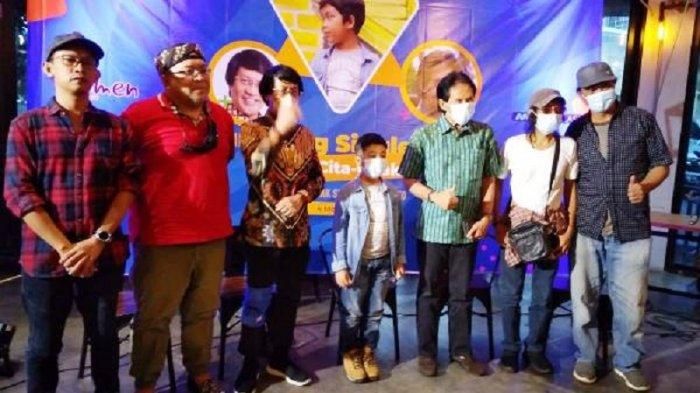 Avish (tengah)