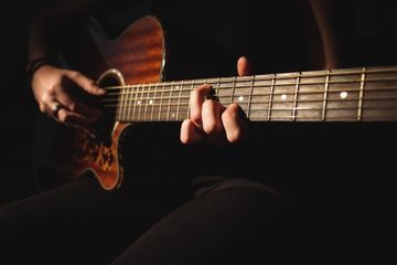 Ilustrasi chord gitar - Tenang merupakan lagu yang dinyanyikan dan dipopulerkan oleh Yura Yunita, berikut chord dan lirik lagunya.  