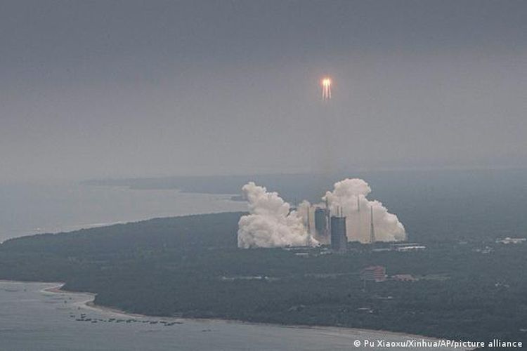 Roket Long March 5B meluncur dari Pulai Hainan, Cina, mengangkut modul Tianhe pada 29 Maret 2021. 