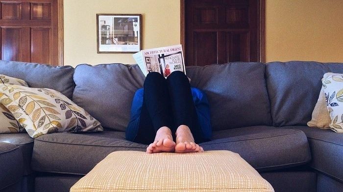 Ilustrasi santai membaca buku. (Pixabay)   