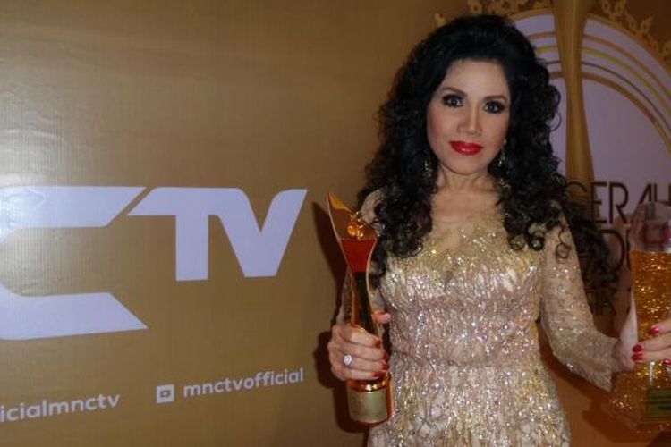 Penyanyi dangdut Rita Sugiarto saat diabadikan dalam Malam Puncak Anugerah Dangdut Indonesia 2016 di MNC Tower, Kebon Jeruk, Jakarta Barat (5/12/2016).  