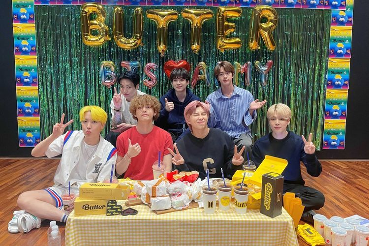 Para member BTS (bawah dari kiri) J-Hope, V, RM, Jimin, (atas dari kiri) Jungkook, Suga, dan Jin, berbicara dengan penggemarnya, ARMY, melalui VLive setelah perilisan single Butter, Jumat (21/5/2021) siang
