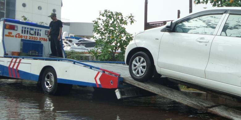 Sabtu (4/6/2016), mobil derek Dinas Perhubungan menderek mobil yang terendam banjir (Kompas.com/David Oliver Purba) 