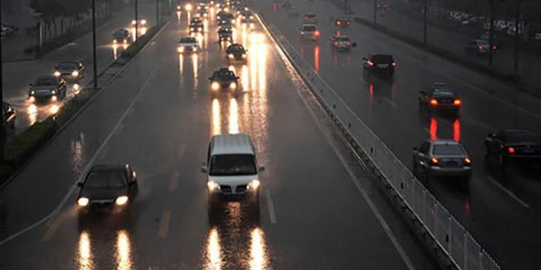 Salah kaprah lampu hazard (automotiveaddicts.com)  