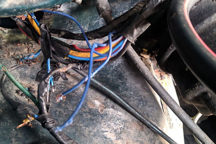 Kondisi kabel mobil yang putus karena digigit tikus. Kejadian ini sering terjadi lantaran tikus menjadikan ruang mesin mobil sebagai sarangnya. (Ari Purnomo)  