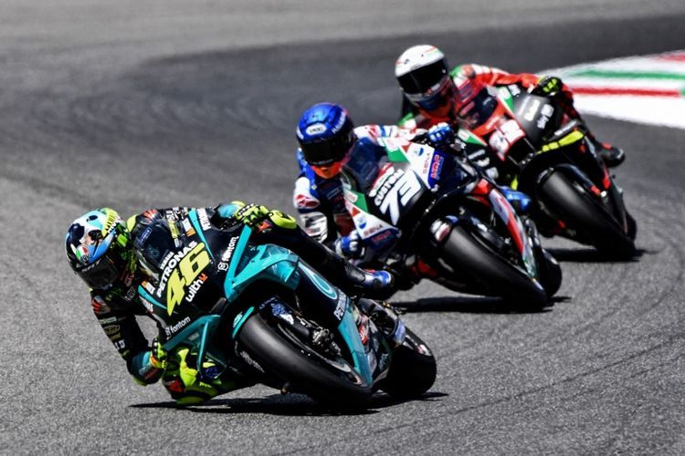 Valentino Rossi saat balapan pada MotoGP Italia 2021. (Photo by Tiziana FABI / AFP) (TIZIANA FABI)  