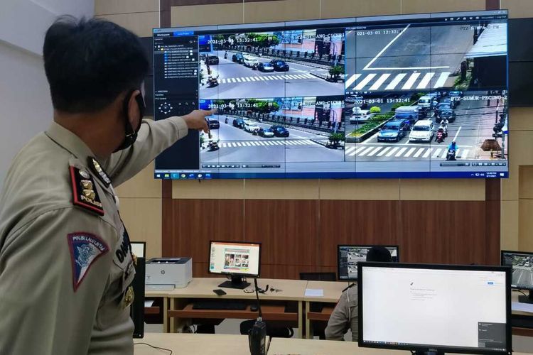 Layar monitor mengawasi pengendara di jalur protokol Kota Serang (Dok Humas Polda Banten)  