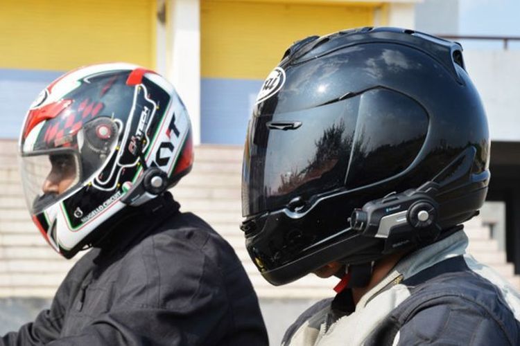 Manfaat pakai intercom helm untuk pemotor (GridOto)  