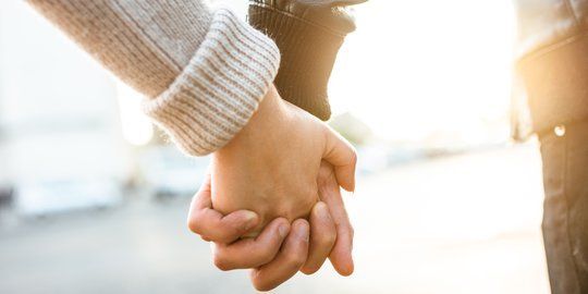 Inilah Makna Dari Cara Bergandengan Tangan Dengan Pasangan Mau Tahu Semua Halaman Bangka Sonora Id