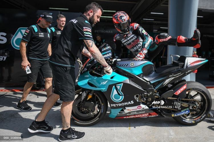 Pebalap Petronas Yamaha SRT, Fabio Quartararo, kembali ke pitlane pada hari pertama tes pramusim MotoGP di Sirkuit Sepang, 7 Februari 2020. (AFP/MOHD RASFAN)  