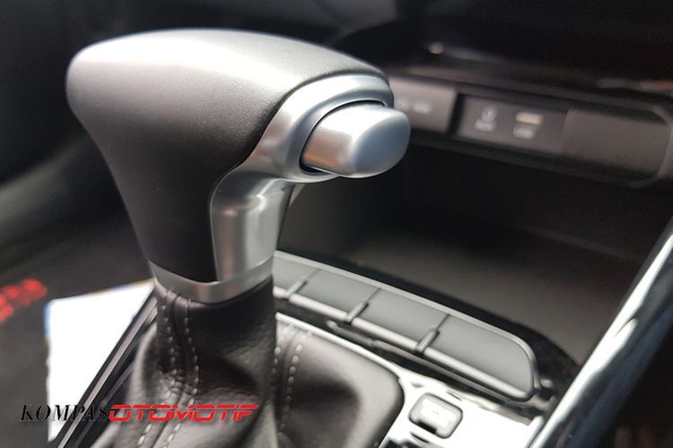 Tombol pengunci atau release button di tuas transmisi matik ()  