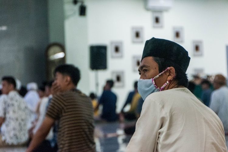 Warga menggunakan masker saat melaksanakan shalat tarawih di Masjid Agung Al-Araf, Lebak, Banten, Rabu (23/4/2020). Warga setempat tetap menjalankan ibadah shalat tarawih berjamaah di masjid dengan mengikuti protokol kesehatan meski Majelis Ulama Indonesia (MUI) mengimbau masyarakat tidak melaksanakan shalat berjamaah di masjid selama ramadhan.  