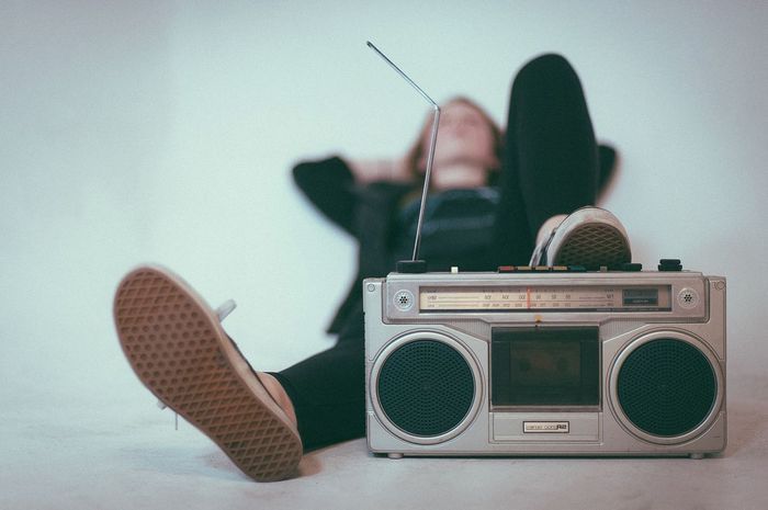 Ilustrasi dengerin radio. KPI baru-baru ini menerbitkan surat edaran yang membatasi pemutaran 42 lagu barat.