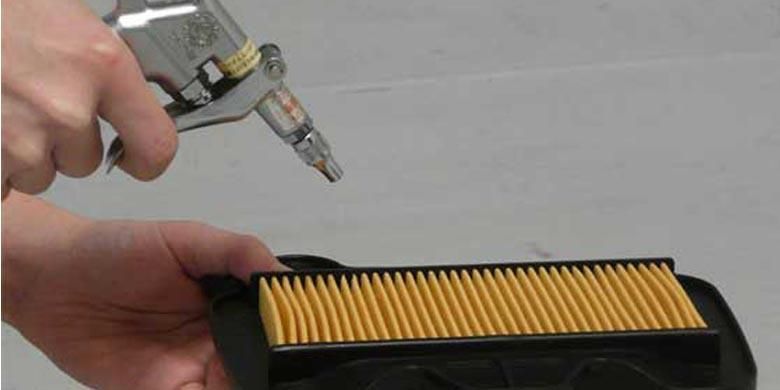 Bersihkan filter udara motor (tegean.wordpress.com)  