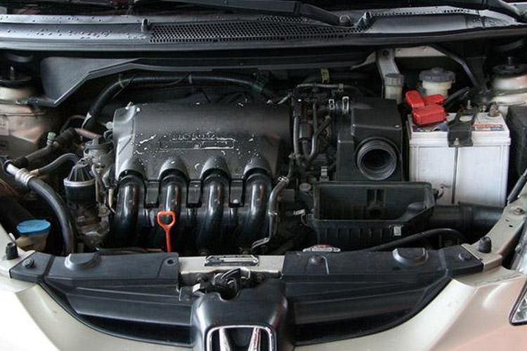 Posisi air intake di ruang mesin menentukan batas aman mobil saat menerjang banjir (Wikipedia)  