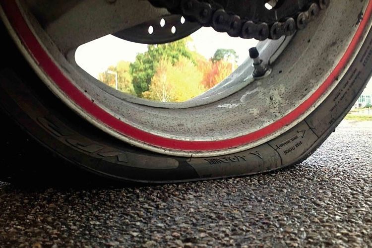 Ban motor kempis (Foto: motorcyclenews.com) 