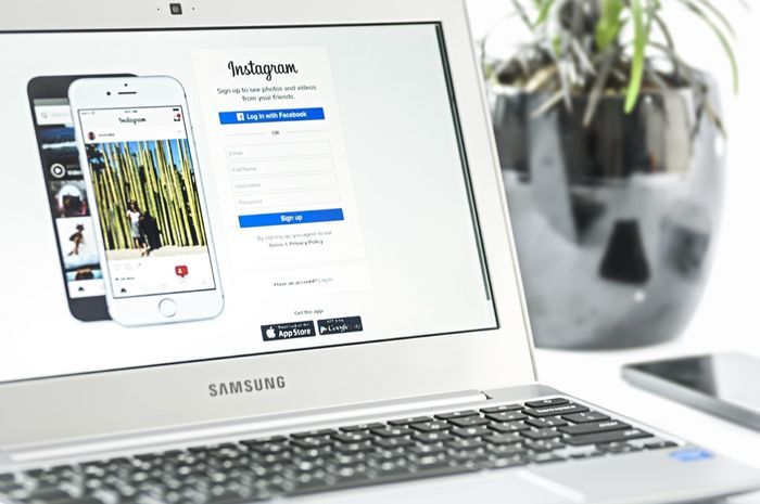 Ilustrasi posting foto di Instagram via desktop atau PC
