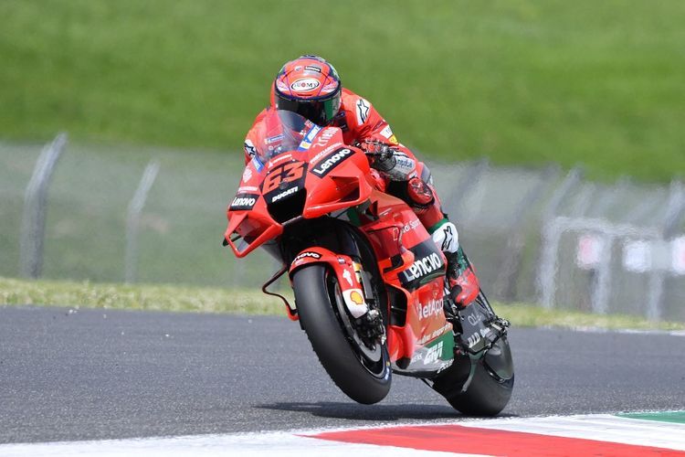 Francesco Bagnaia saat sesi kualifikasi pada MotoGP Italia 2021. (Photo by Tiziana FABI / AFP)(TIZIANA FABI) 