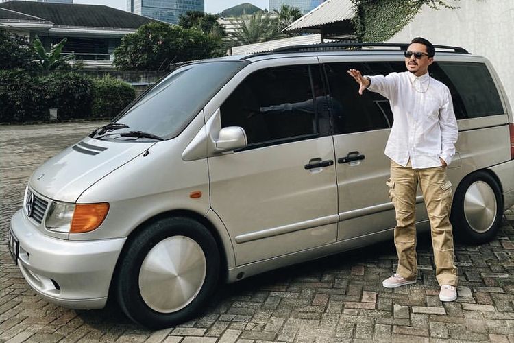 Ananda Omesh bersama Mercedes-Benz Vito miliknya 
