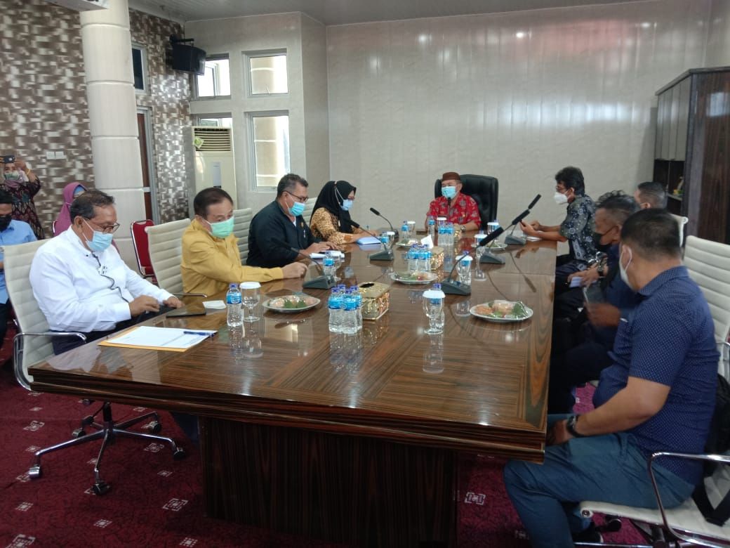 Asisten Administrasi Umum Setda Kota Pangkalpinang, Erwandy menerima kunjungan konsultasi dan koordinasi Panitia Khusus (Pansus) I DPRD Kabupaten Belitung Timur di ruang rapat tengah kantor Wali Kota Pangkalpinang, Kamis (8/7/2021).