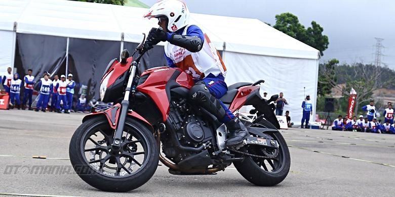 Mengenal teknik mengerem dan berakselerasi dengan motor sport. (Stanly/Otomania)  