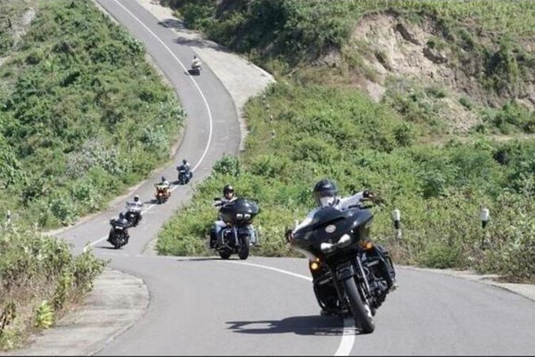 Komunitas Road GlIde Owner Group RGOG menjajal jalur kawasan Sekotong Lombok Barat menuju Selong Belanak Lombok Tengah dan berhenti di Kuta Mandalika Lombok Tengah. 17 orang mengunakan Moge Harley Davidson tertinggi di kelas Moge seharga 1,4 hingga 1,9 Milyar. (Komunitas Komunitas RGOG)  