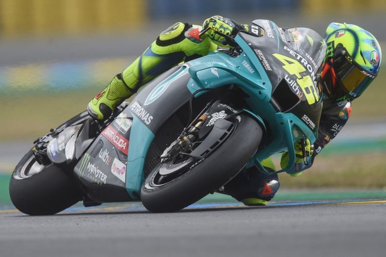 Petronas Yamaha SRT's Italian rider Valentino Rossi steers his motorbike, during the Q2 qualifying session of the MotoGP, ahead of the French Moto GP Grand Prix in Le Mans, northwestern France, on May 15, 2021. (Photo by JEAN-FRANCOIS MONIER / AFP)(JEAN-FRANCOIS MONIER)  