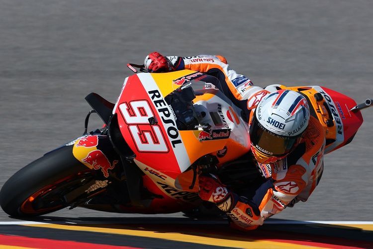 Pebalap Repsol Honda, Marc Marquez, pada sesi latihan bebas MotoGP Jerman di Sirkuit Sachsenring, Jumat (18/6/2021). (AFP/RONNY HARTMANN) 