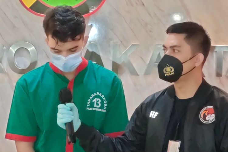 Pesinetron Jeff Smith di Mapolres Jakarta barat, Senin (19/4/2021)  