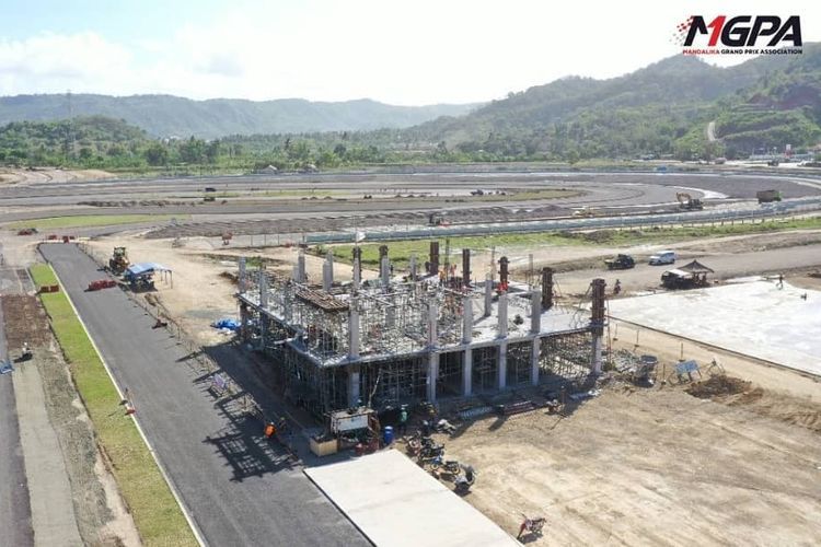 Desain atap bangunan Race Control di Sirkuit Mandalika terinspirasi dari desain atap Bale Lumbung, rumah adat Desa Sasak Sade di Lombok Tengah (Dok. MGPA)  