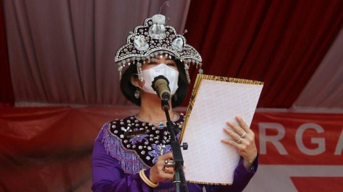 Ketua DPRD Kabupaten Bangka Tengah Me Hoa saat membacakan UUD 1945 pada pelaksanaan upacara bendera HUT ke-76 Kemerdekaan RI di halaman Kantor Bupati Bangka Tengah, Selasa (17/8/2021). 
