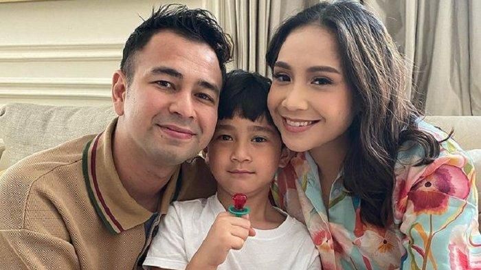 Pembawa acara Raffi Ahmad bersama sang istri, Nagita Slavina dan putra mereka Rafathar Malik Ahmad.