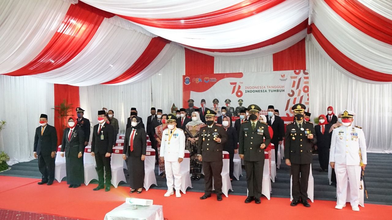 Upacara peringatan detik detik Proklamsi Kemerdekaan ke 76 Republik Indonesia secara virtual, di ruang OR gedung tudung saji kantor Walikota Pangkalpinang. Selasa (17/8/21).