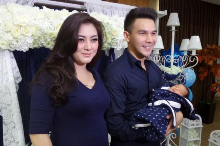 Jonathan Frizzy dan istrinya di RSIA Bunda, Jakarta Pusat, Selasa (12/4/2016) 