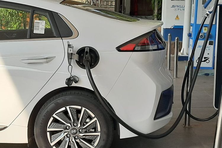 Ilustrasi proses charge mobil listrik Hyundai Ioniq (KOMPAS.com/Ruly) 
