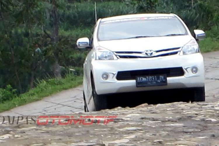 Jalan menanjak dan rusak.(Agung Kurniawan) 