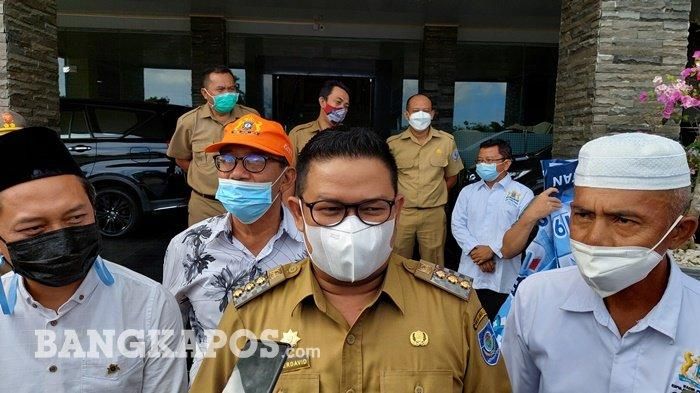 Bupati Bangka Selatan, Riza Herdavid (tengah) usai menerima bantuan tabung oksigen beberapa waktu lalu   