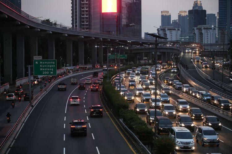 Lalu lintas kendaraan di Tol Dalam Kota Jakarta tampak padat pada jam pulang kerja di hari ketiga pemberlakuan pembatasan sosial berskala besar (PSBB) tahap dua, Rabu (16/9/2020). Pembatasan kendaraan bermotor melalui skema ganjil genap di berbagai ruas Ibu Kota resmi dicabut selama PSBB tahap dua.(KOMPAS.com / KRISTIANTO PURNOMO) 