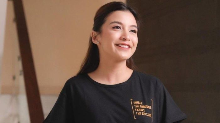 Chelsea Olivia membeberkan cerita berhari-hari galauin gigi gingsulnya.    