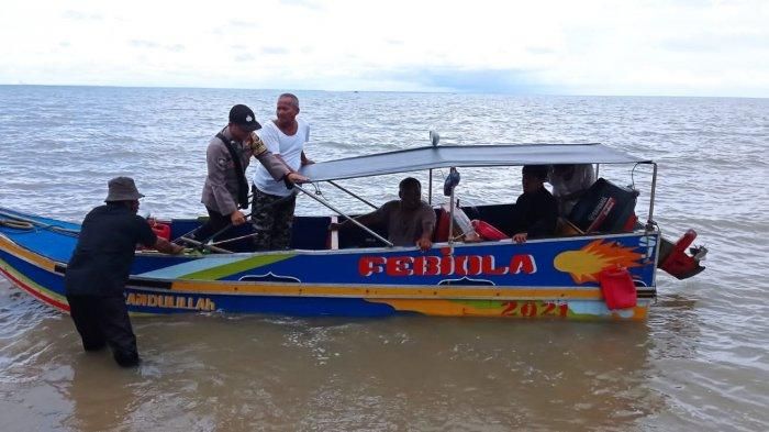 Proses pencarian terhadap Hakim (52) yang diduga hilang diterkam buaya di Perairan Ceraling Desa Sebagin pada Senin (13/9/2021) 