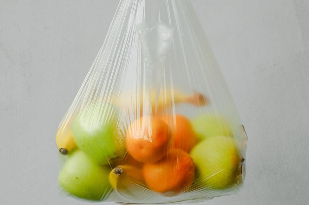 Plastik Biodegradable tidak bisa terurai di tanah.