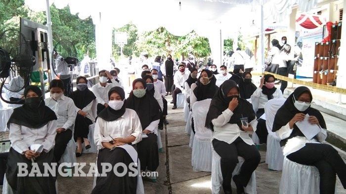 Puluhan peserta SKD CPNS Pemkot Pangkalpinang tampak  saat menunggu di ruang tunggu di UPT BKN Pangkalpinang, Rabu (15/9/2021). 